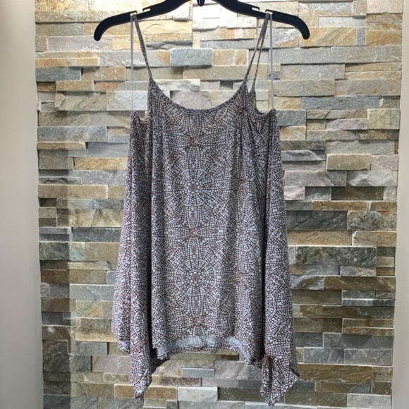 Happening in the present Top - Picture 2 of 5